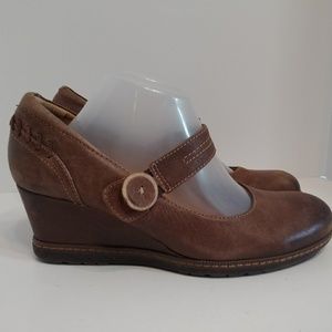 Earth northstar brown leather mary jane wedges